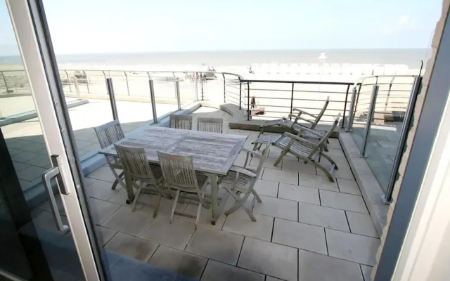 Seaside Comfort With Parking