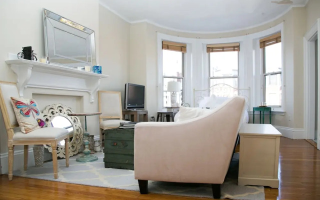 Pleasant Back Bay Suites by Sonder