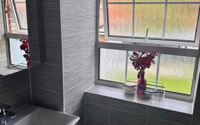 High END Spacious 4 Bed House - Free Parking