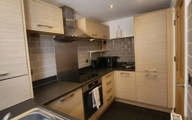 Beautiful 4 Bedroom Home With Parking by Lakeside