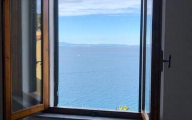 Centrally located apartment with sea view-casetta Annunziata