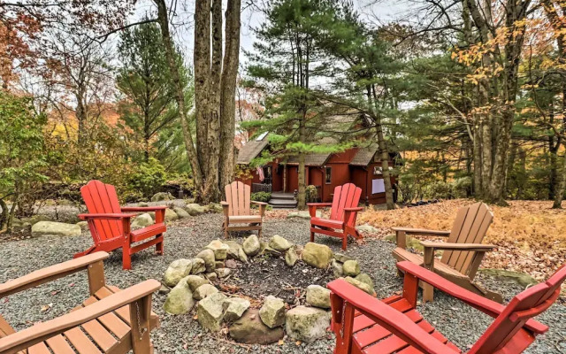 Outdoor Theater, Deck & Fire Pit: Poconos Retreat