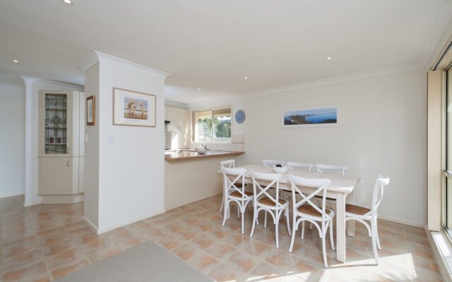 White Waves, 7B Achilles Street