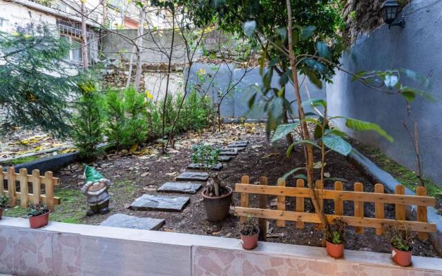 Cozy and Central Flat With Backyard in Kadikoy