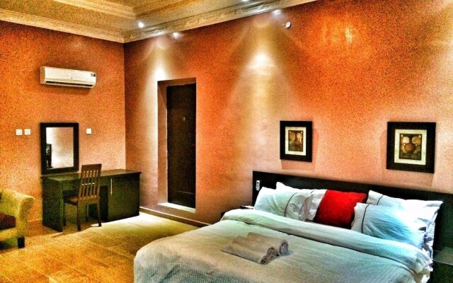 The 09 Club House Lounge And Suites