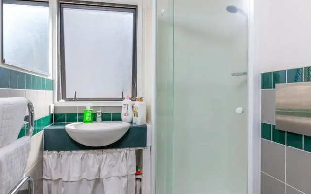 JHT - Carpark, 2 BRM Apartment, Next to Uni