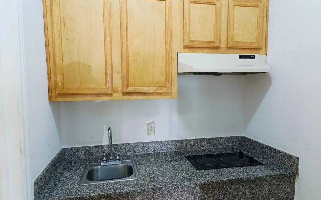 Deluxe Inn & Suites