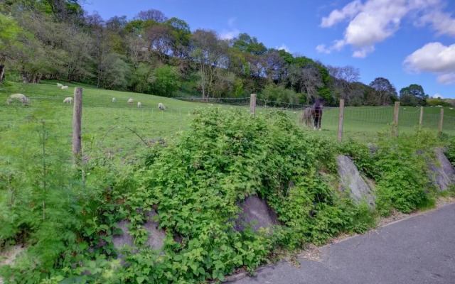 Tranquil holiday home in Swansea near Mountains