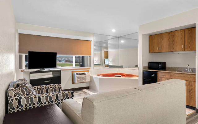 Super 8 by Wyndham La Crosse