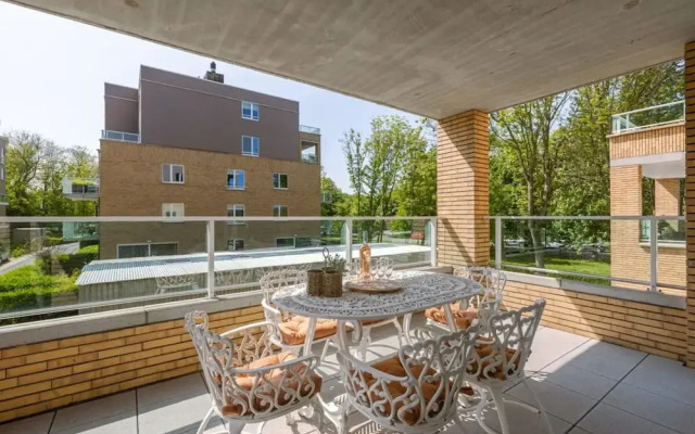 A Luminous Apartment Near the Marina