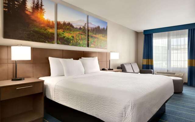 Days Inn & Suites by Wyndham Anaheim At Disneyland Park