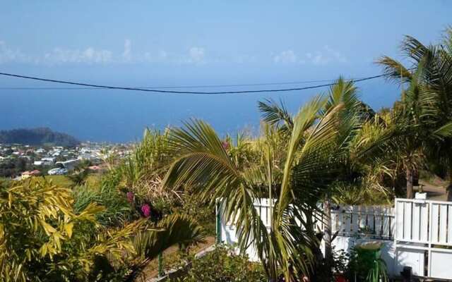 House With 2 Bedrooms in Petite Ile, With Wonderful sea View, Enclosed