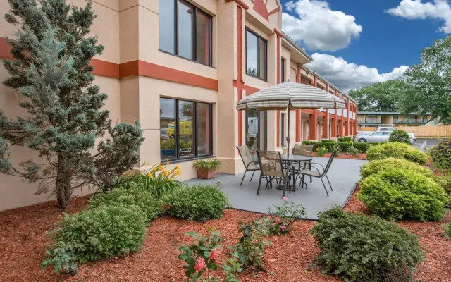 Travelodge Grand Rapids