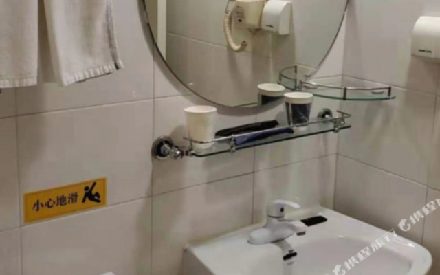 Home Inn (Weihai Kunming Road Tourist Dock Weigao Plaza)