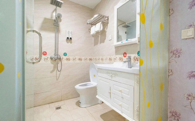 Longyi Hotel (Wuhan Happy Valley Wuhan High-speed Railway Station)