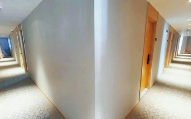 Ouli Business Hotel (Shanghai Luohe Hongmei Road Subway Station)