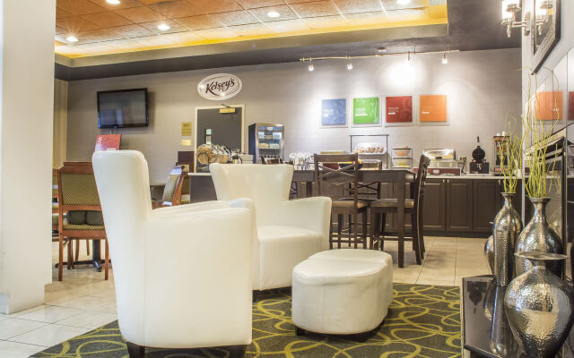 Comfort Hotel & Suites