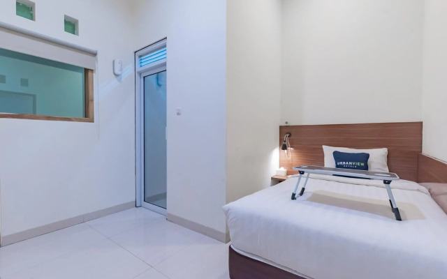 OYO Flagship 1308 Darmo Residence