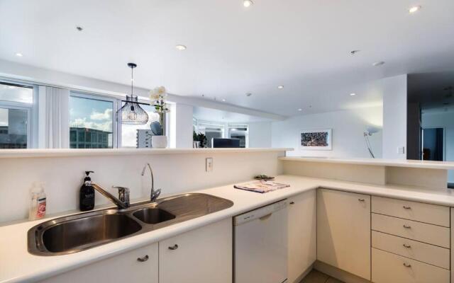 Stunning Three Bedroom Home Near Sky Tower