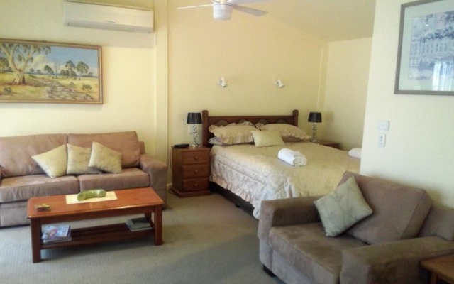 Courtsidecottage Bed and Breakfast – Guest Rooms – Euroa