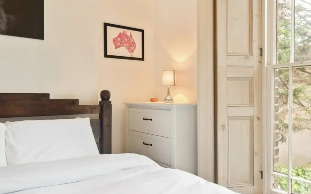 Contemporary 1 Bedroom Apartment in Hammersmith, London