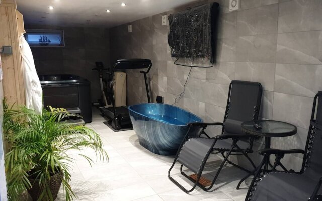 Private Hot Tub, Sauna, Ice Bath Gym Apartment