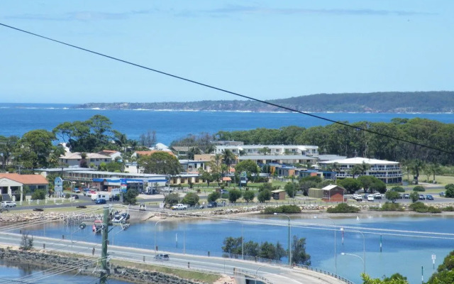 Pacific Heights Holiday Apartments & Munn's Tower House