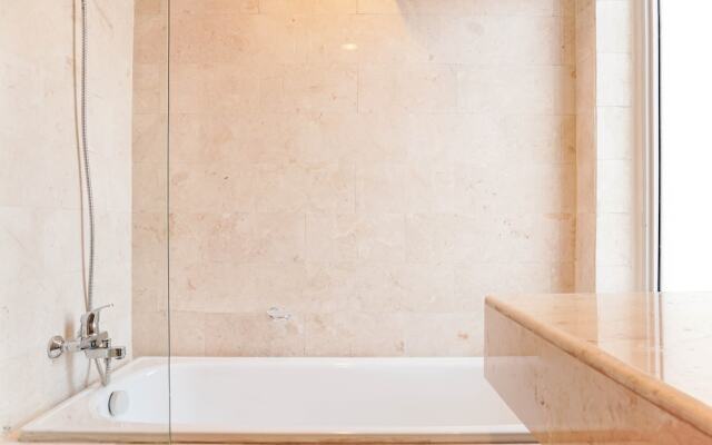 Luxurious 1BR @ The Empyreal Condominium Epicentrum Apartment