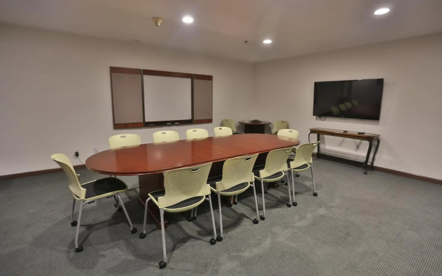 Ivy Court Inn & Suites