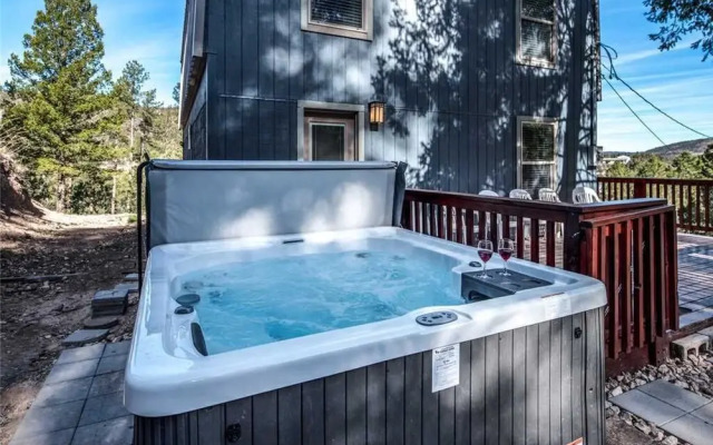 Lassie's Lodge - Three Bedroom Cabin