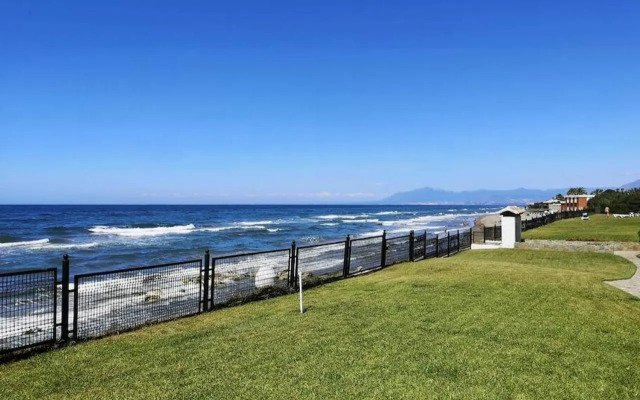 Amazing 3bedroom flat with seafront views & pool by SharingCo