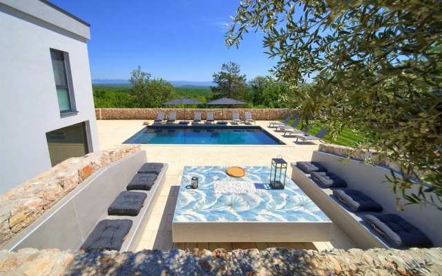 Villa Astrum With Heated Pool Jacuzzi and Sauna