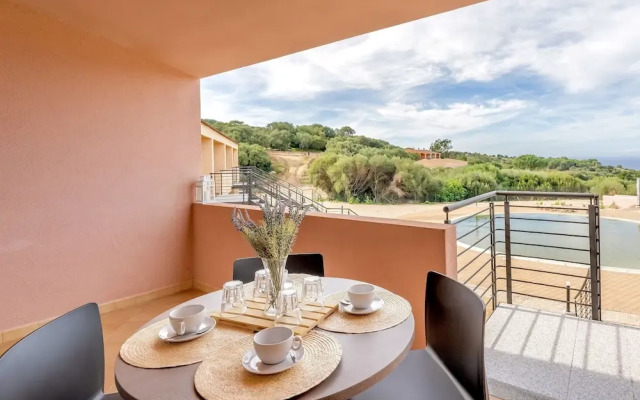 Residence with pool in Isola Rossa