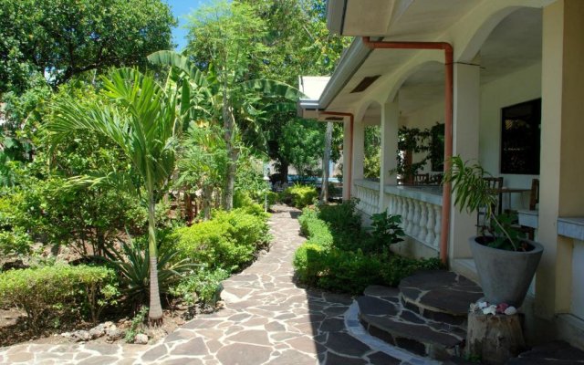 Lapu Lapu Cottages and Restaurant