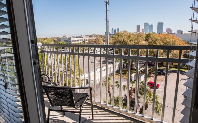 SoHo 1 BR with Balcony by Frontdesk