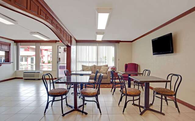 Super 8 by Wyndham Oklahoma/Frontier City