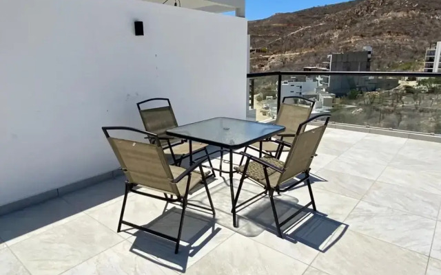 Beautiful New Condo Sea Breeze