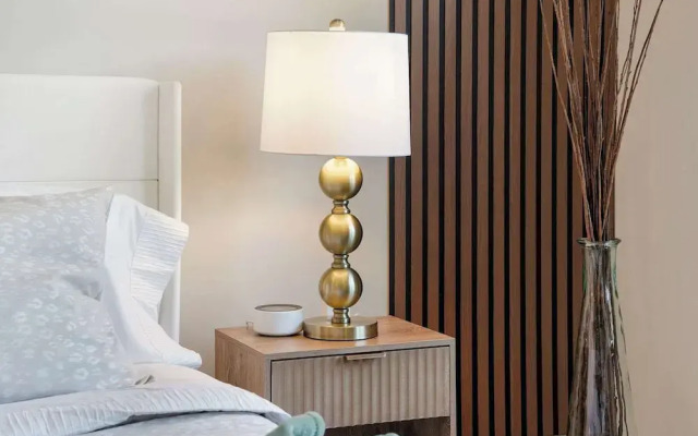 Modern 2br2ba Condo Free Parking and Balcony