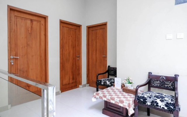 Grha Minggiran Homestay Yogyakarta Mitra RedDoorz – Guest Rooms – Yogyakarta