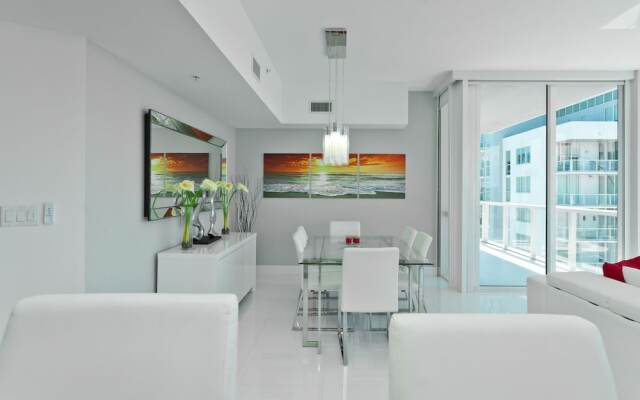 Vizcayne Luxury Condo by 1stHomeRent