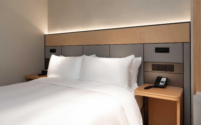 Ji Hotel Shanghai Dongming Road Metro Station