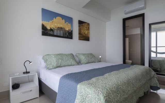 Stunning Highrise Seafront Apartment