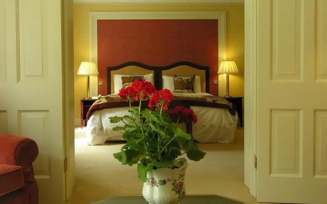 Ross Lake House Hotel