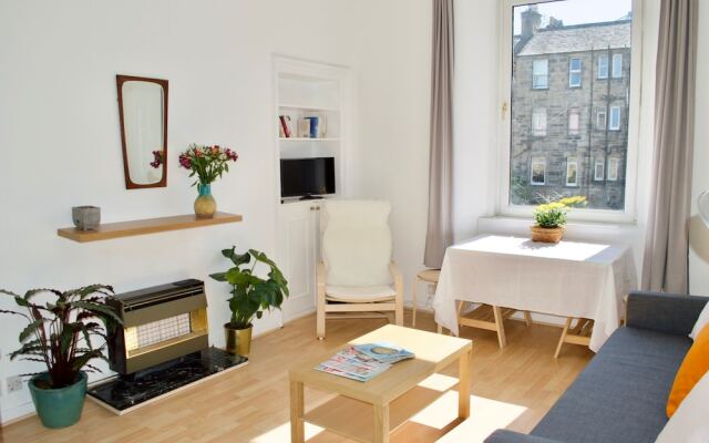 Bright 1 Bedroom Flat Near Leith