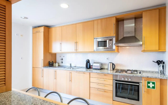 #069 Stunning Flat Near New Town w Pool View