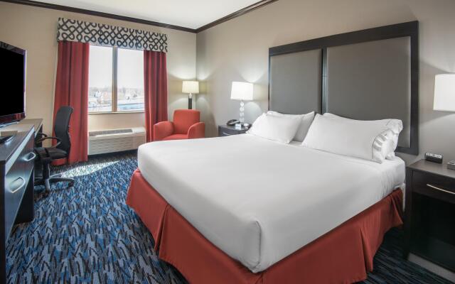 Holiday Inn Express Cleveland Airport - Brookpark, an IHG Hotel