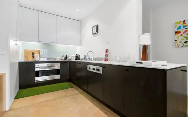 Spacious St Kilda Escape - Parking and City Views