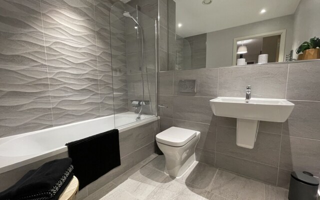 Stunning 2-bed Apartment in Bristol With Parking
