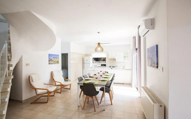 Villa Rosie AQ Anm03