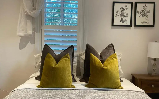 Bright Bedroom- YYZ, Humber College, EGH, Quiet